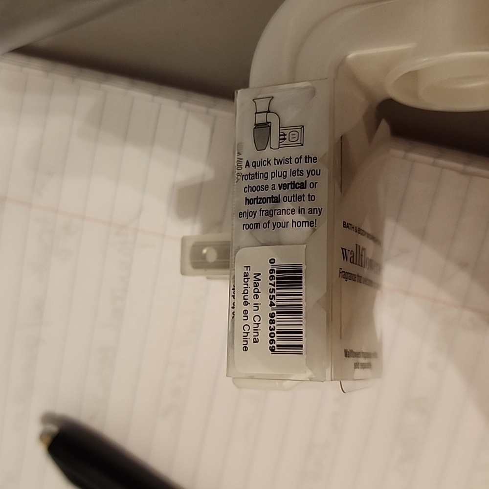 Bath & body works holiday car with tree presents wallflower plug NWt - Picture 4 of 4